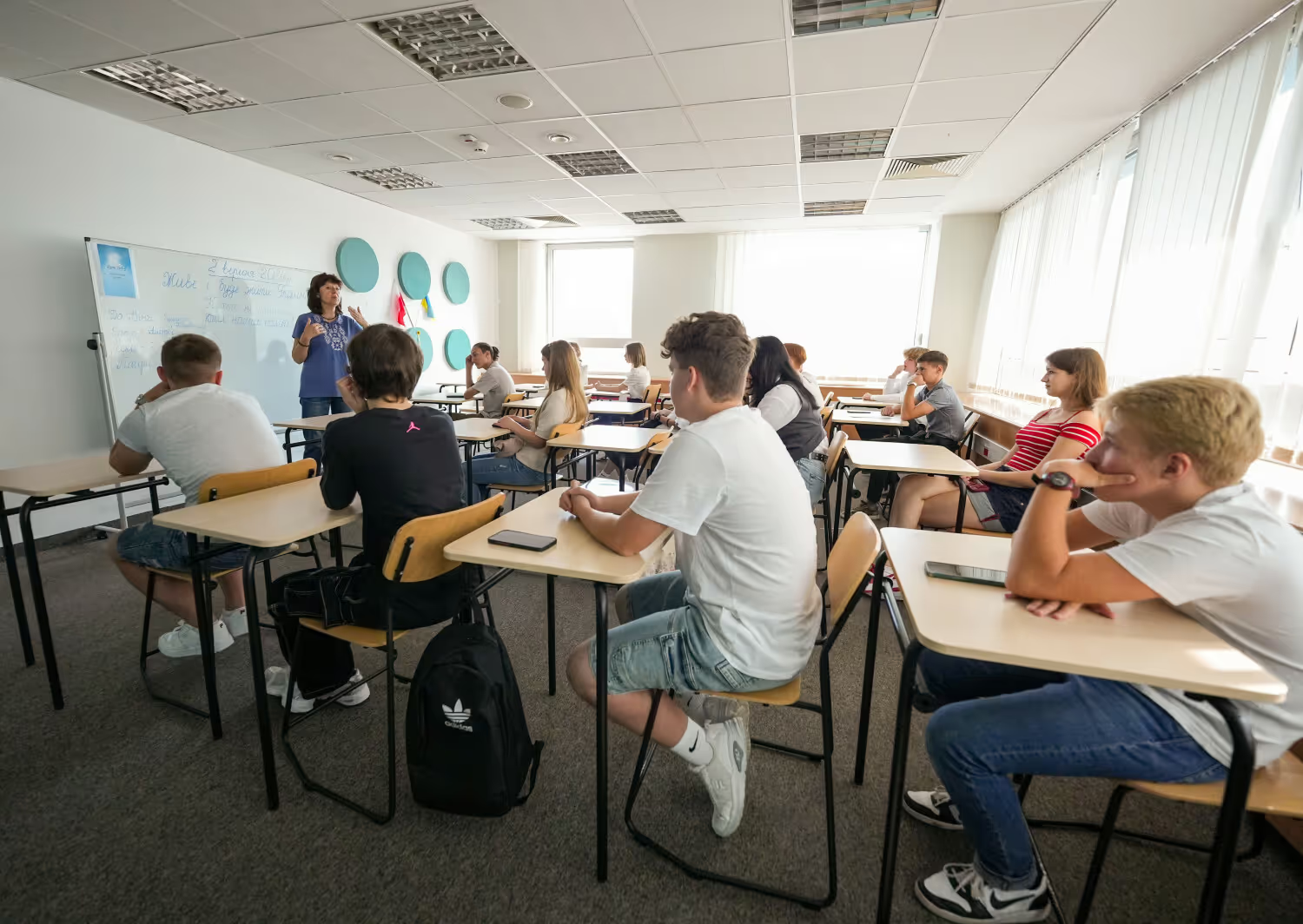 Українські діти в школі Материнка у Варшаві, 2024. Фото: Aliaksandr Valodzin/East News