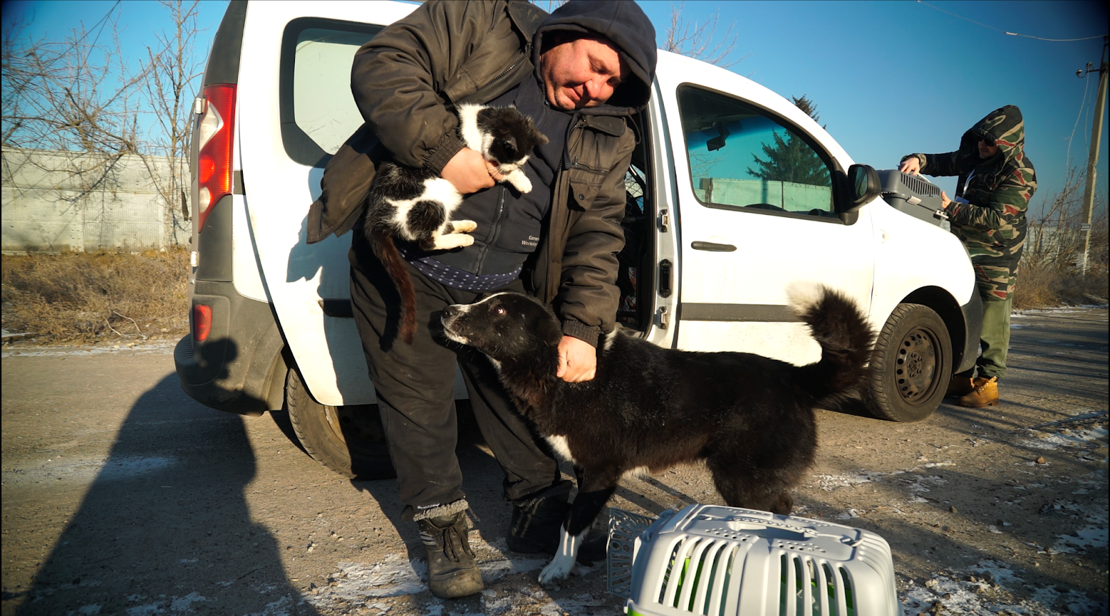 Андрій, місцевий волонтер із Ізюма, який допомагає тваринам у Богородичному. Фото Євгена Керпатенка