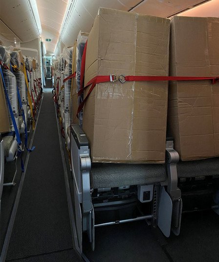 Фото дня: Ізраїль вивозить із Києва півмільйона яєць у пасажирських сидіннях найновішого авіалайнера (ФОТО)