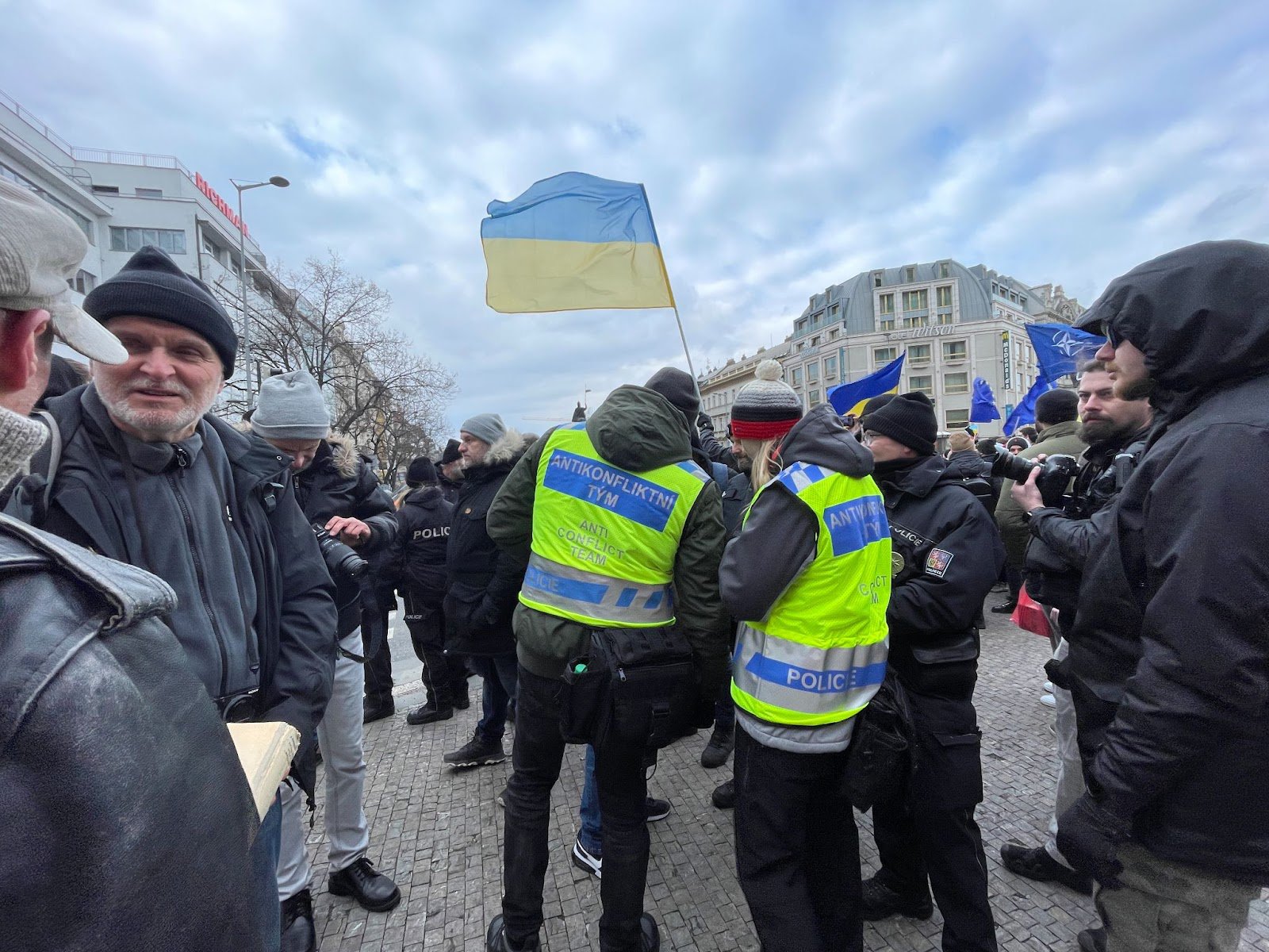 Чеська “поліція діалогу” на одній з українських акцій протесту у Празі