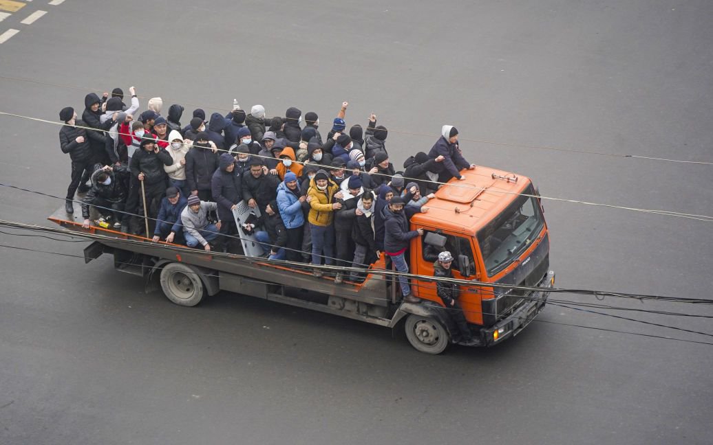 Участники беспорядков едут на грузовике. Фото Reuters