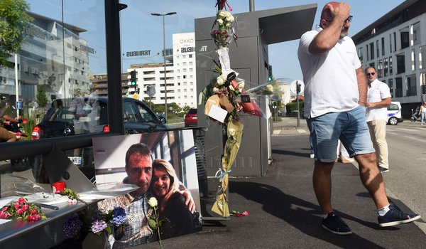 Короналють: у Франції помер водій автобуса, якого побили пасажири за вимогу вдягти маску