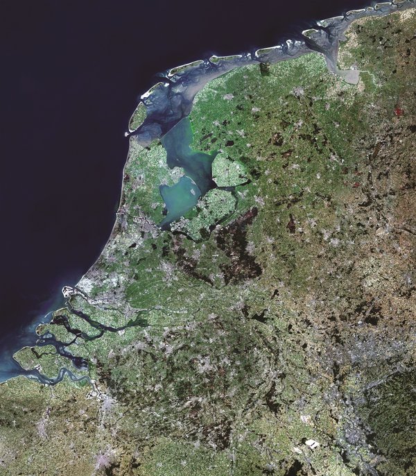 Супутникове фото дня: всі Нідерланди з усіма дамбами, без жодної хмарини