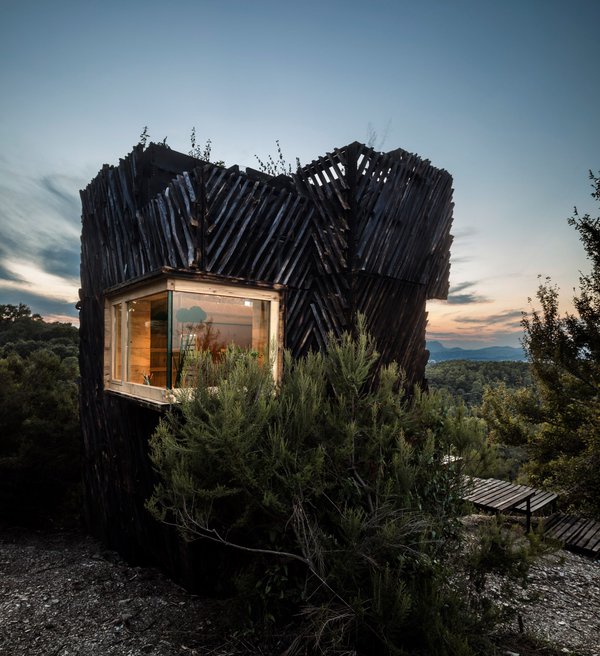 Самоізоляція дня: «карантинна хатина» в іспанському лісі