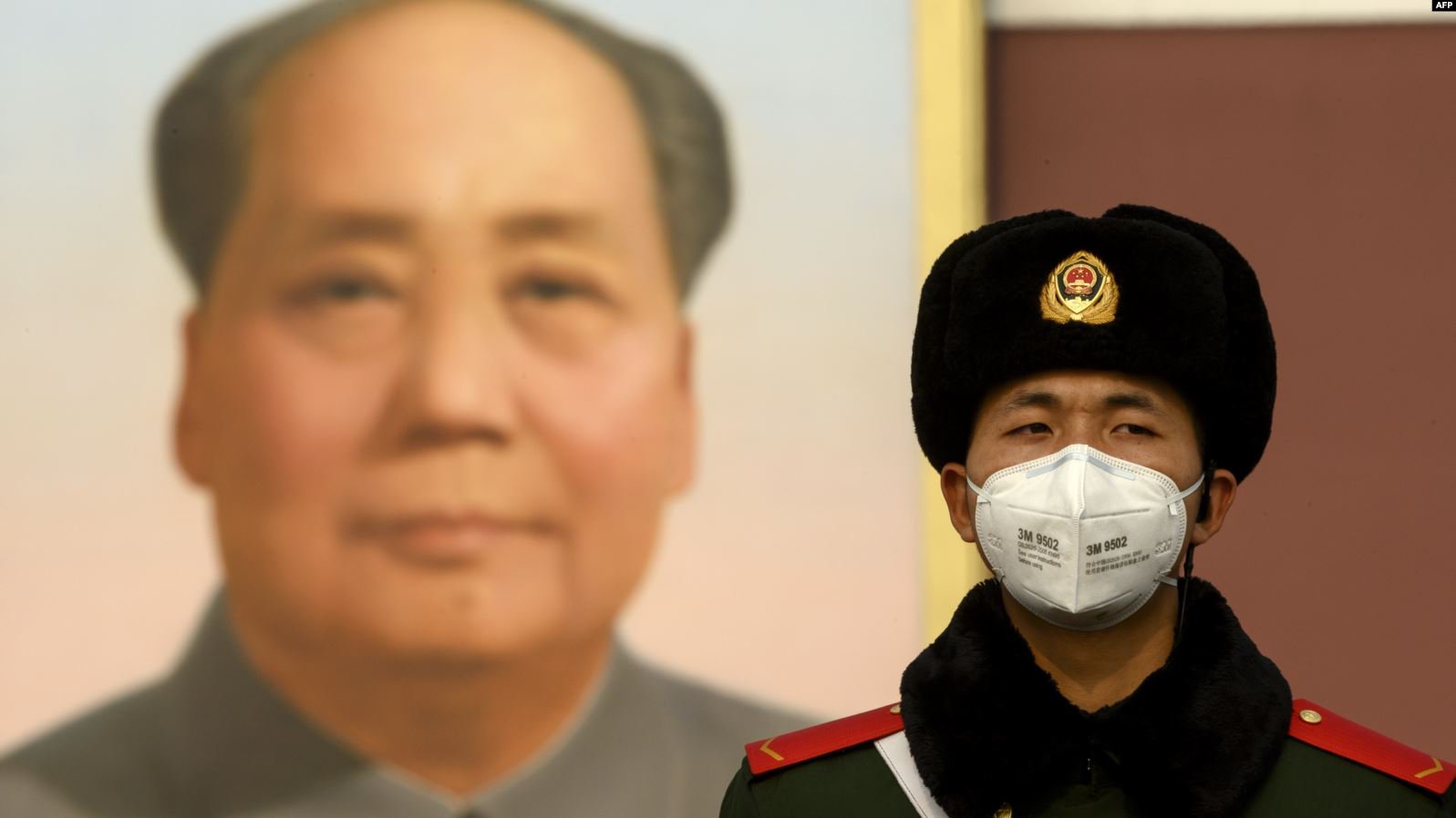 Китайський військовий на тлі портрета Мао Цзедуна на площі Тяньаньмень, 2020: фото AFP