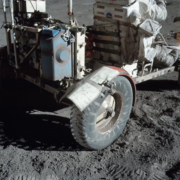 Як і чому астронавти дообладнали ровер на Місяці ізоляційною стрічкою (ФОТО)