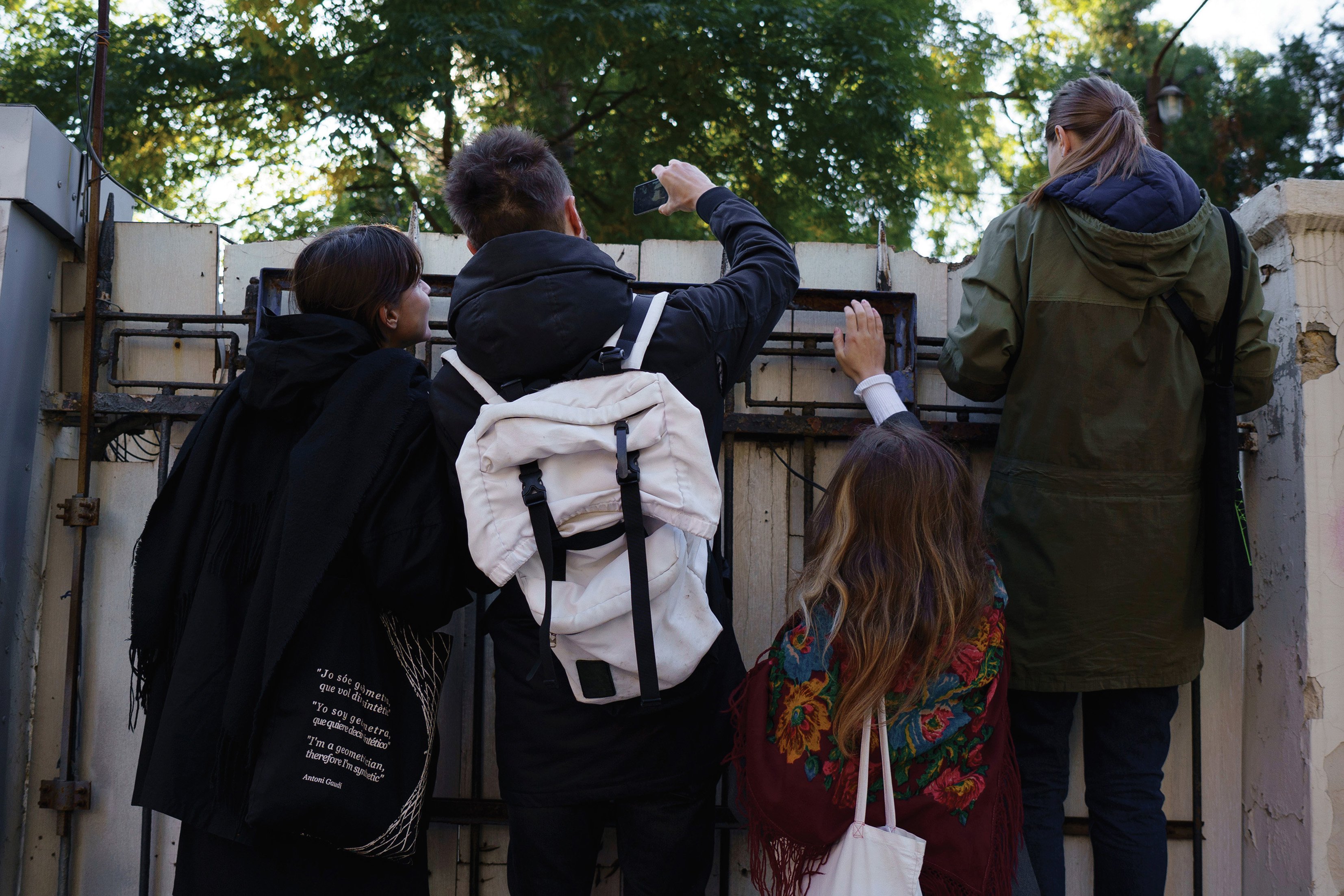 Дослідники зазирають за паркан одного з колись відкритих дворів. Фото: Ніка Попова