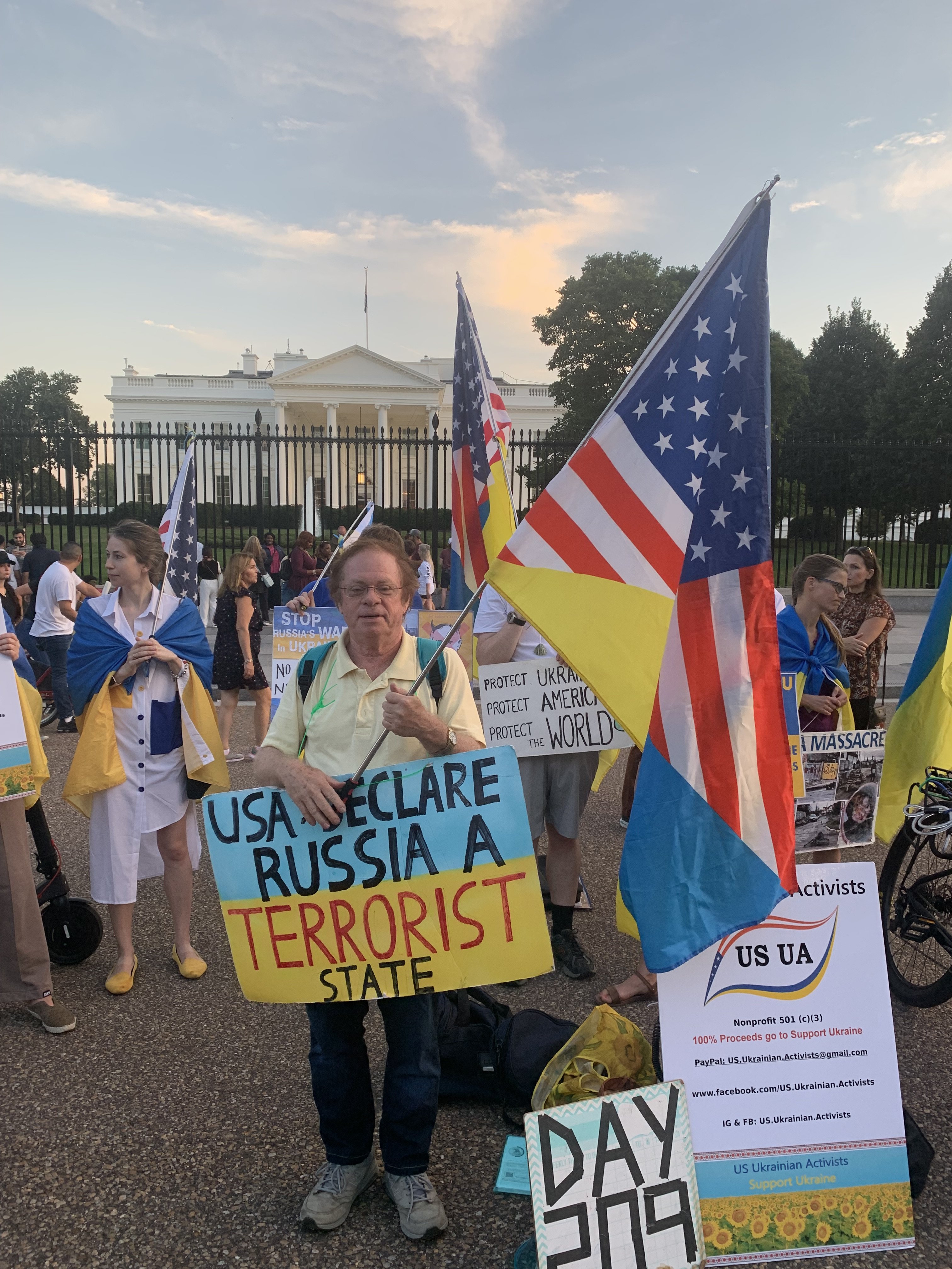 66-річний пенсіонер Девід Рут два або три рази на тиждень приїздить до Вашингтону, щоб узяти участь у демонстрації біля Білого дому