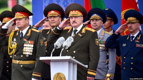Лукашенко привів війська в боєготовність, у Мінську сів літак ФСБ, людину з виборчкому знайшли мертвою (ОГЛЯД)