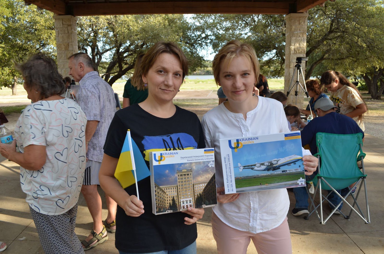 Ярина Журба (праворуч) з сестрою Надією на першому турнірі зі складання українських пазлів у США