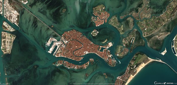 Вже навіть із космосу помітно, як вода в Венеції чистішає через карантин (ФОТО)