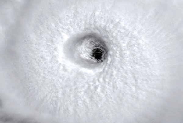 Супутникове фото дня: Око циклону, який завтра вдарить по Гаваях