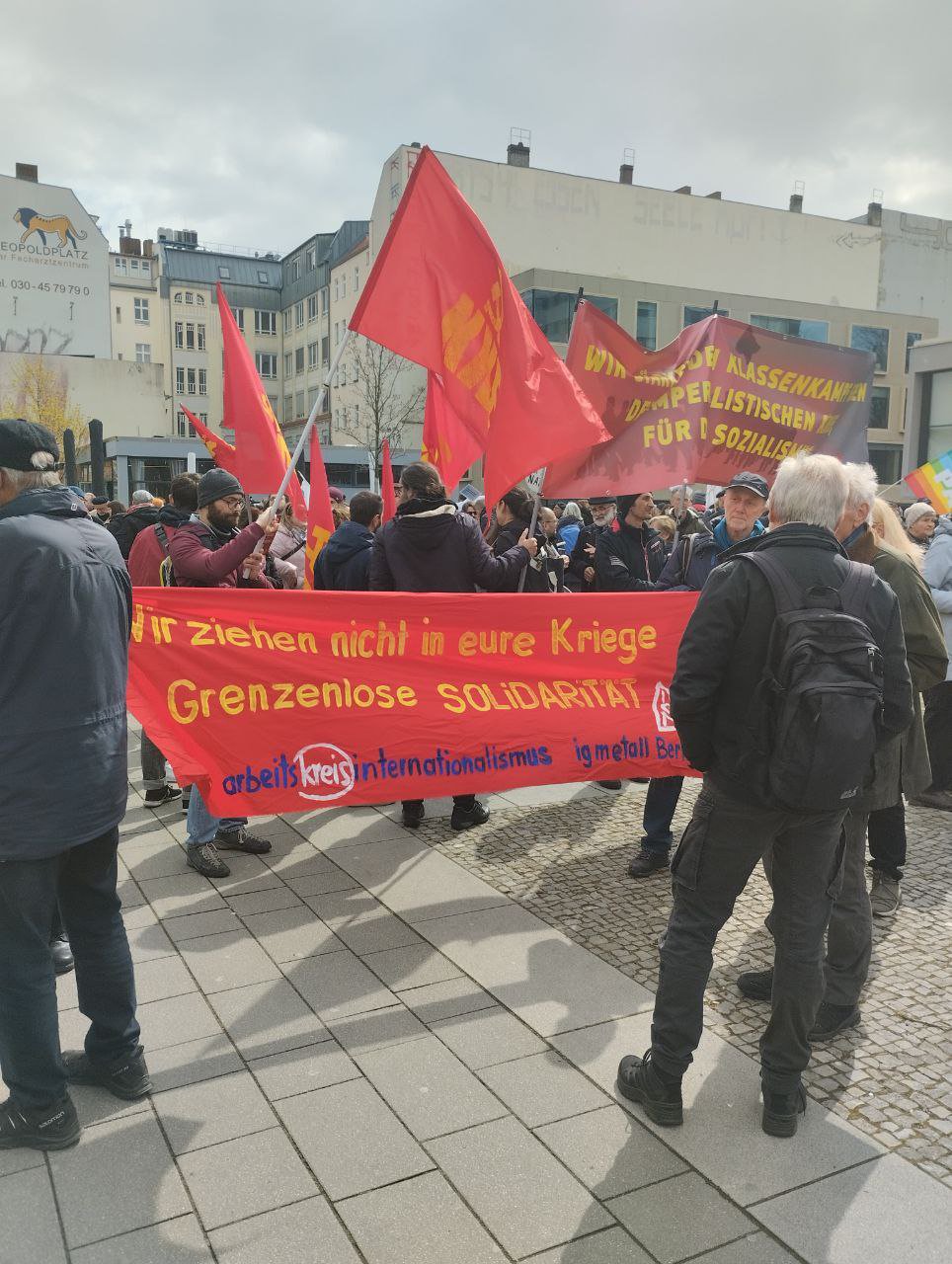 “Не втягуйте у свої війни” – слоган учасників Великоднього маршу в Берліні. 8 квітня 2023 року
