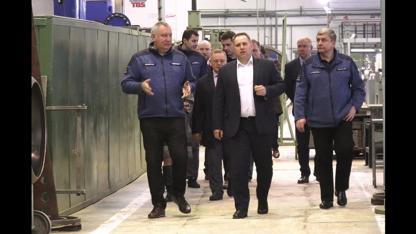 Гендиректор Роскосмосу Дмитро Рогозін відвідує Воткинський завод. На задньому плані — верстат TOS Varnsdorf (Чехія)