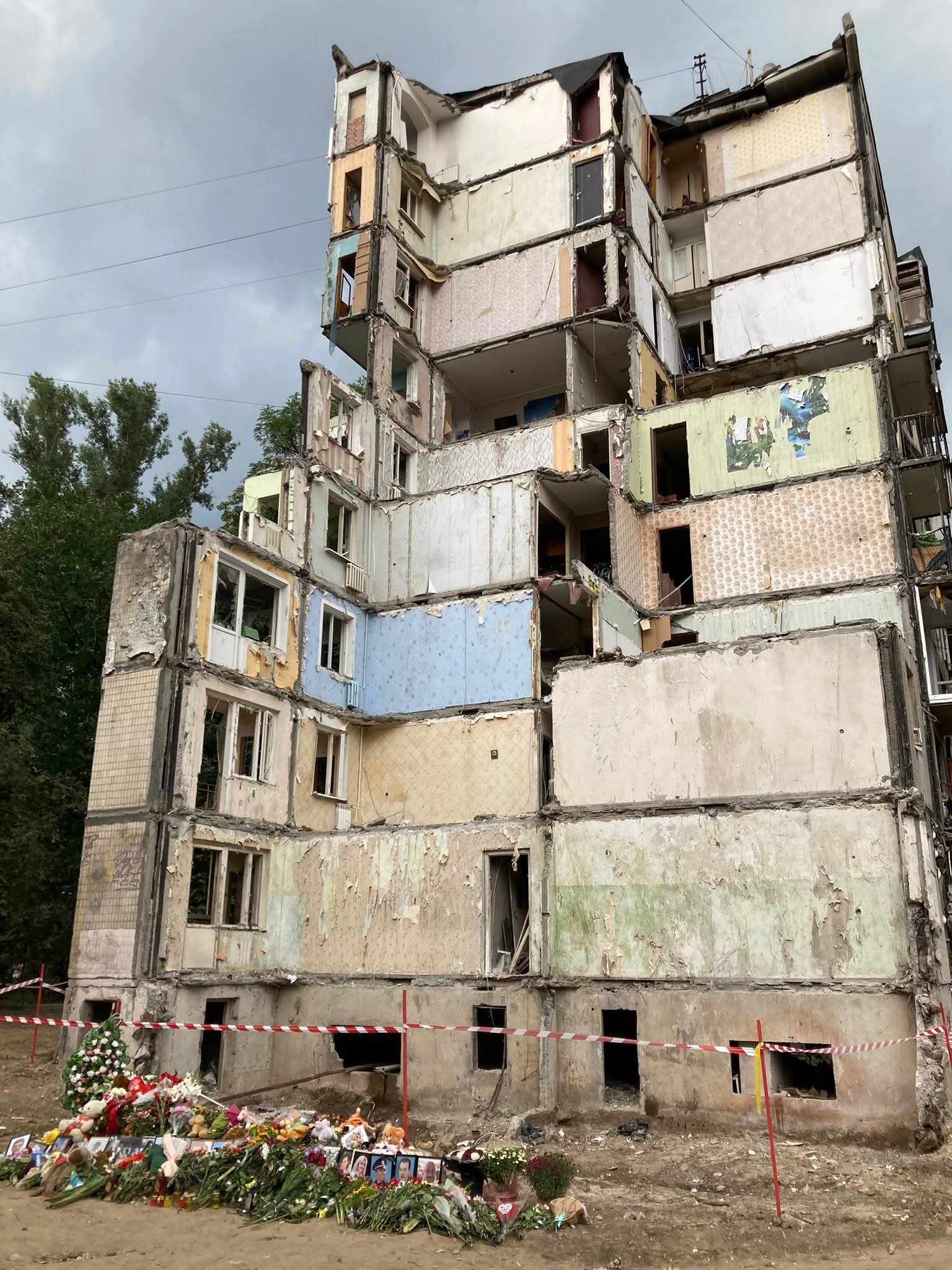 Зруйнований російською ракетою будинок у Святошині
