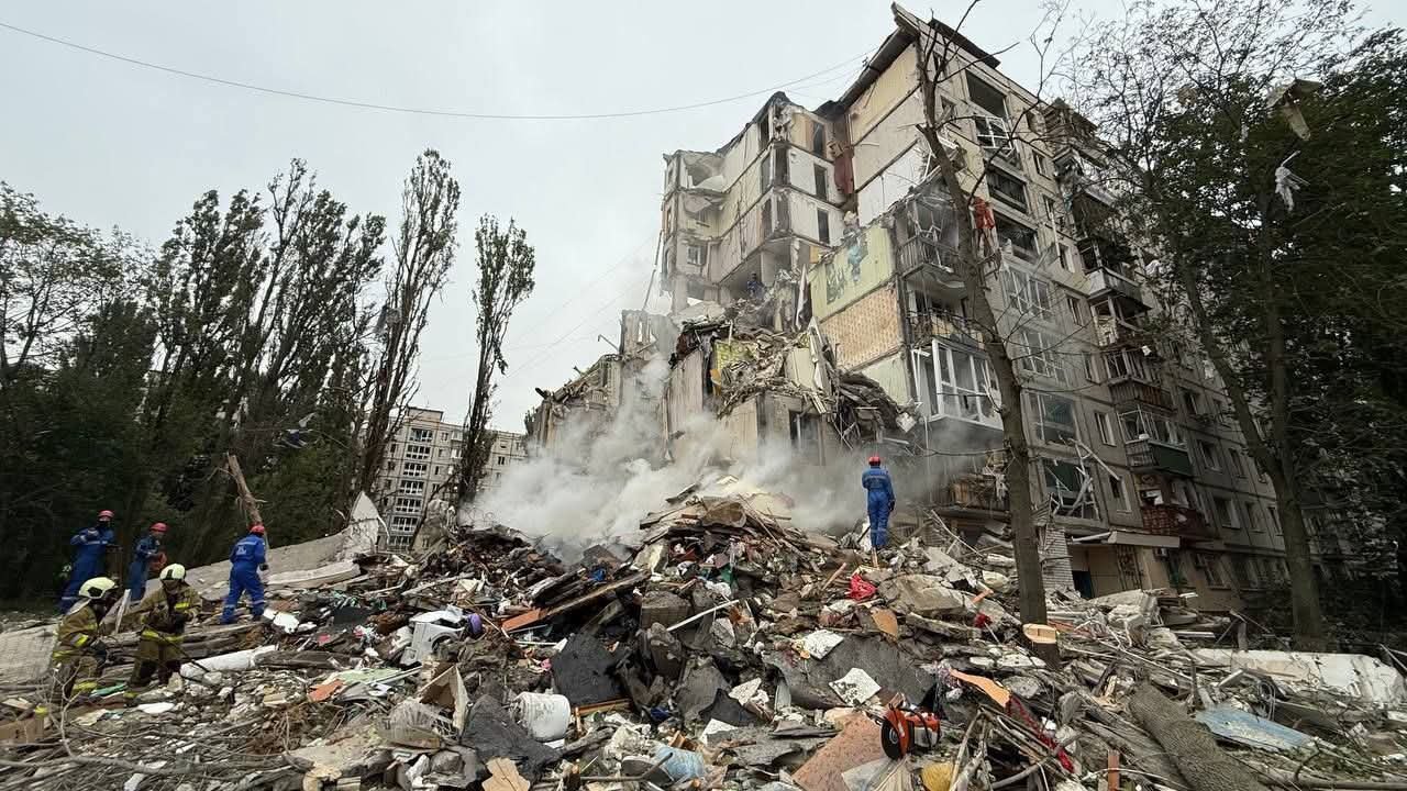 Зруйнований російською ракетою будинок у Святошині. Фото з фейсбук-сторінки нашої співрозмовниці