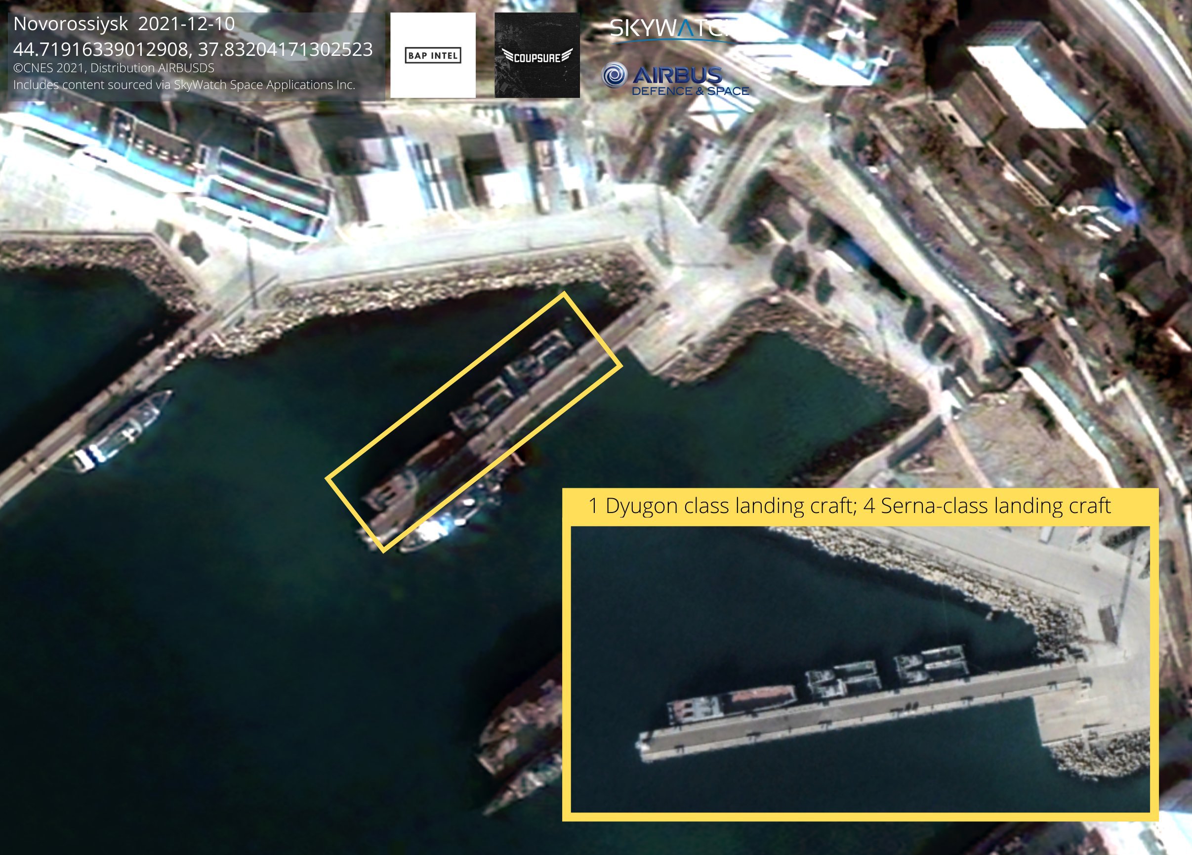 Десантні човни з Каспію зараз знаходяться у Чорному морі. На знімку, що зроблені на початку грудня, вони були помічені в порту Новороссійська (праворуч внизу)