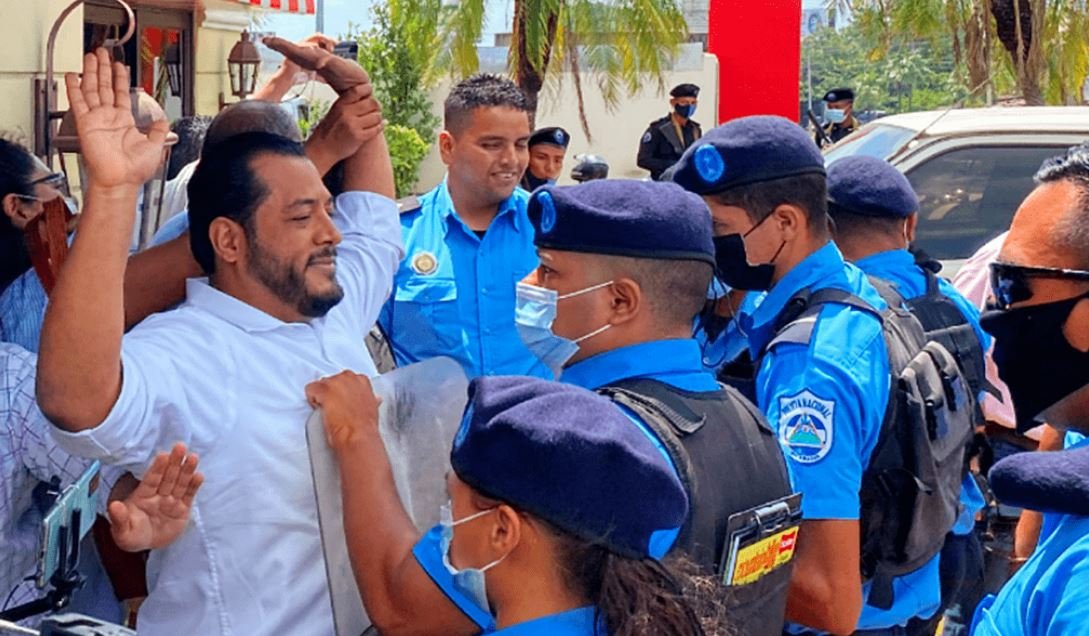 Нікарагуанська поліція заарештовує Фелікса Марадіагу. Фото: Prensa Latina