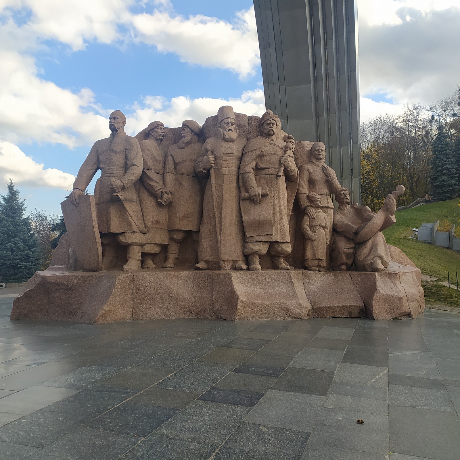 У часи російсько-української війни монумент, присвячений «об’єднанню України з Росією», дивує багатьох іноземних туристів