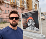 Попередній перегляд Американський проросійський журналіст Джексон Гінкл біля «меморіалу» Гонсало Ліри в Москві