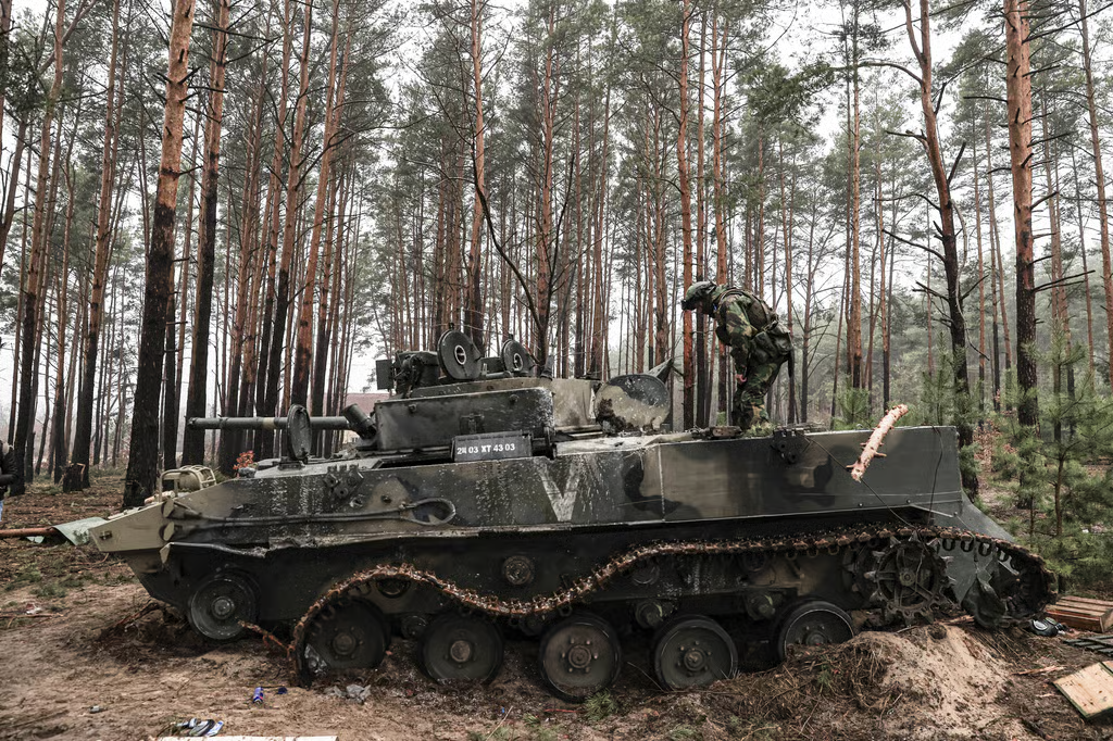 Українські солдати оглядають російський танк. Ірпінь, Україна, 01 квітня 2022 року. Агентство Metin Aktas/Anadolu через Getty Images
