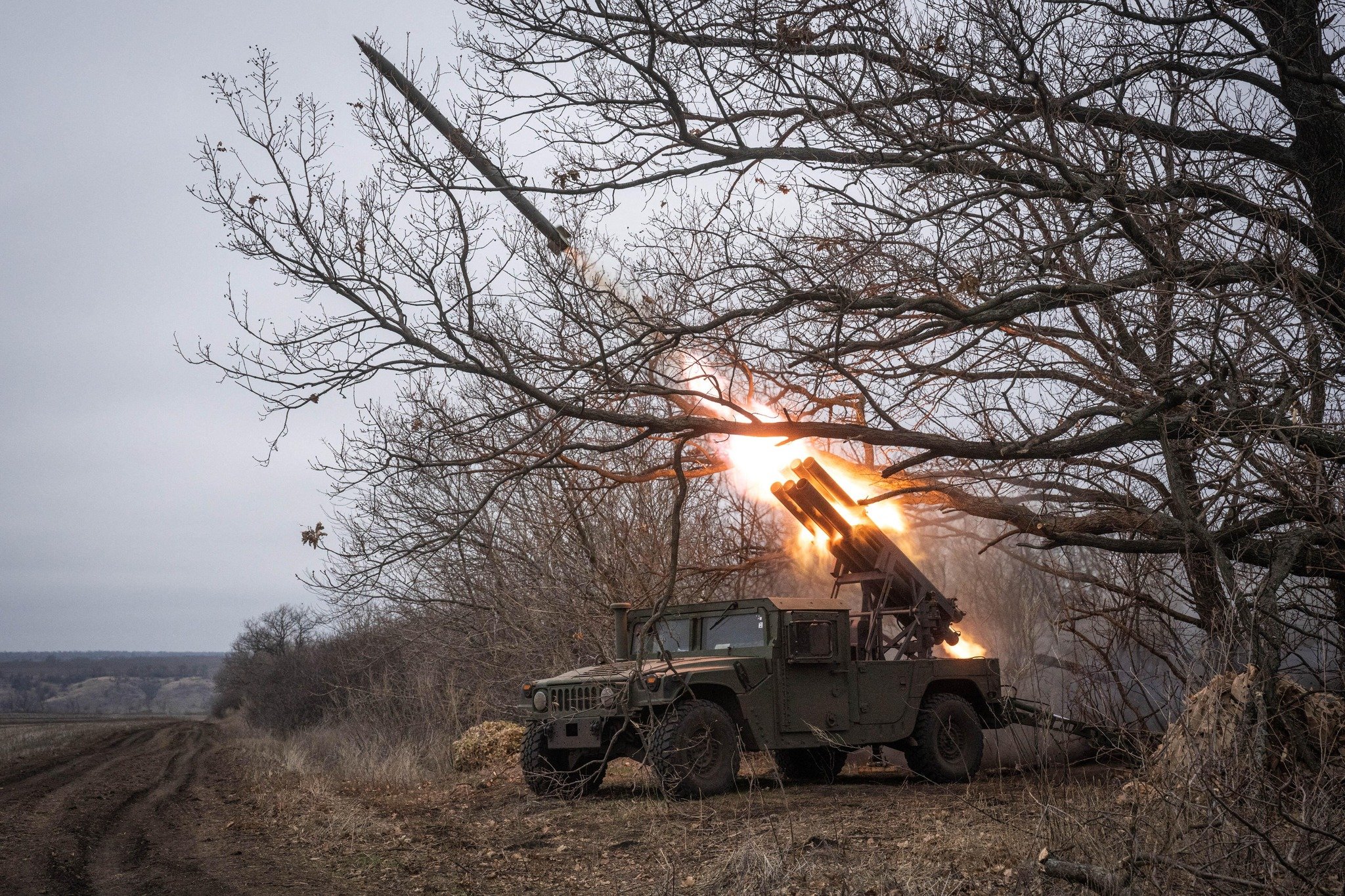 MMWV M1152 з напрямними для 122-мм реактивних снарядів. Фото: 111 ОБр ТрО