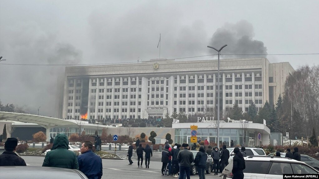 Начало пожара в мэрии Алматы. Фото: RFE/RL