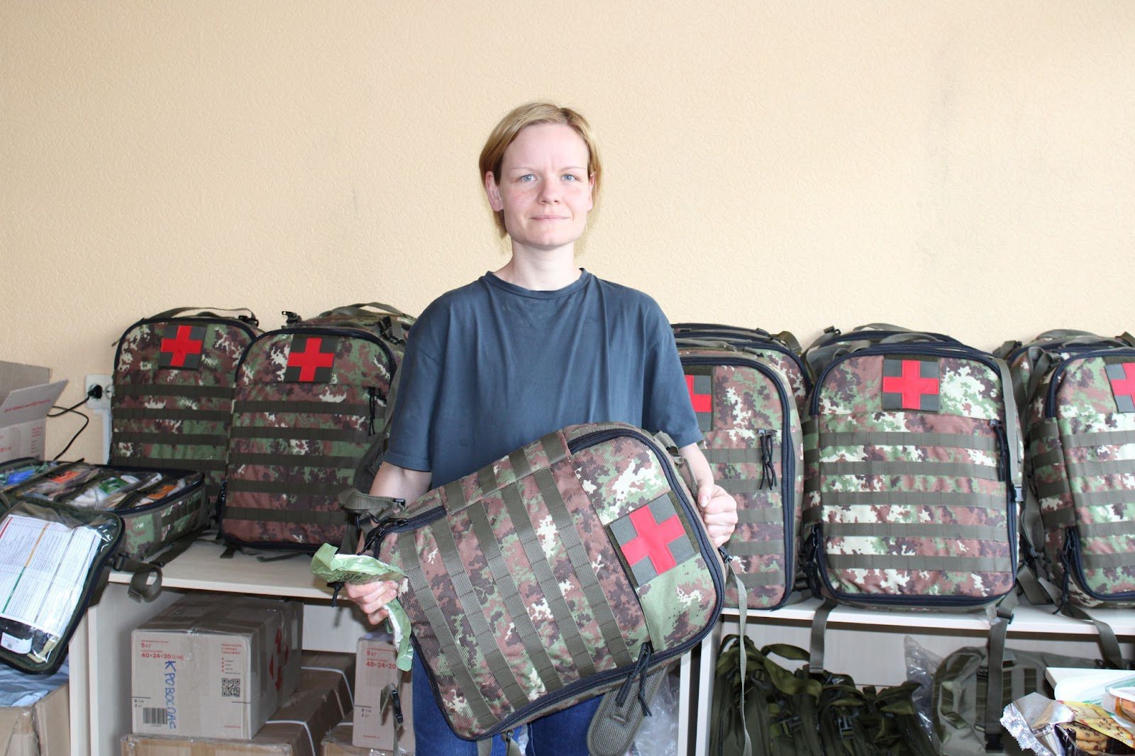 Волонтерка медичного фонду Leleka Foundation Ірина Гук демонструє медичні рюкзаки бойового медика, які вони постійно відправляють на фронт