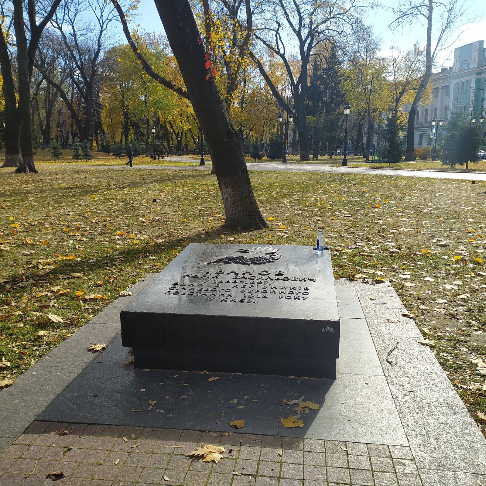 Могила комуніста Іванова у Маріїнському парку здивувала польських туристів