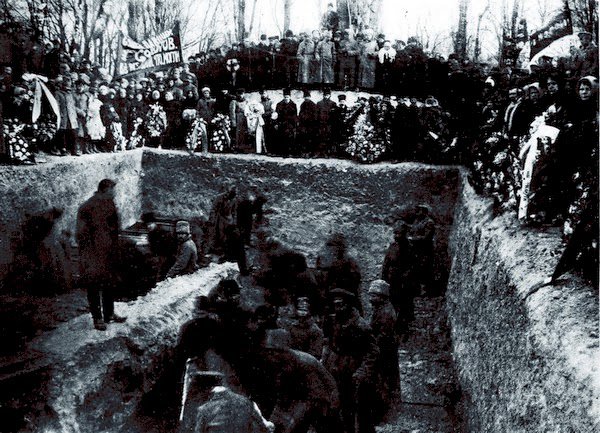 Більшовицький похорон у Маріїнському парку. Лютий 1918 року. Фото: Історична правда