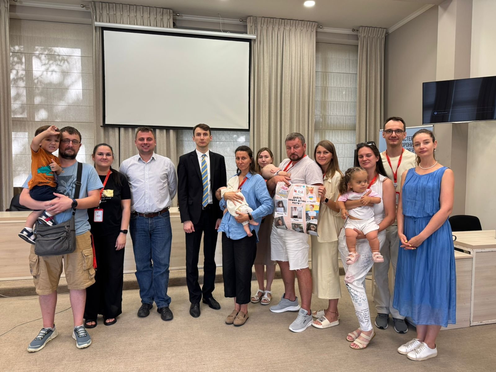 Фото учасників спільноти «Маленькі люди України» під час їх візиту до МОЗ. Це батьки дітей з ахондроплазією