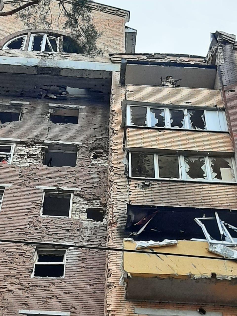 Обстріляний будинок на вулиці Миру в Ірпені. Фото надане співрозмовницею