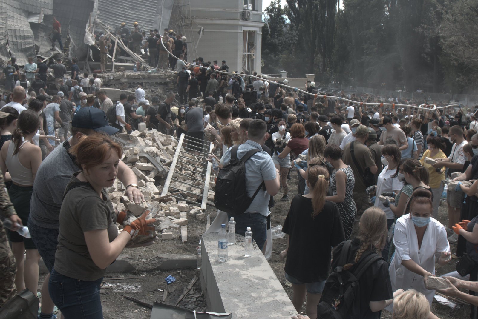 Residents of Kyiv helped clear the debris at the ruins of one of the "Ohmatdyt" buildings. July 8, 2024, Kyiv. Photo by the author.