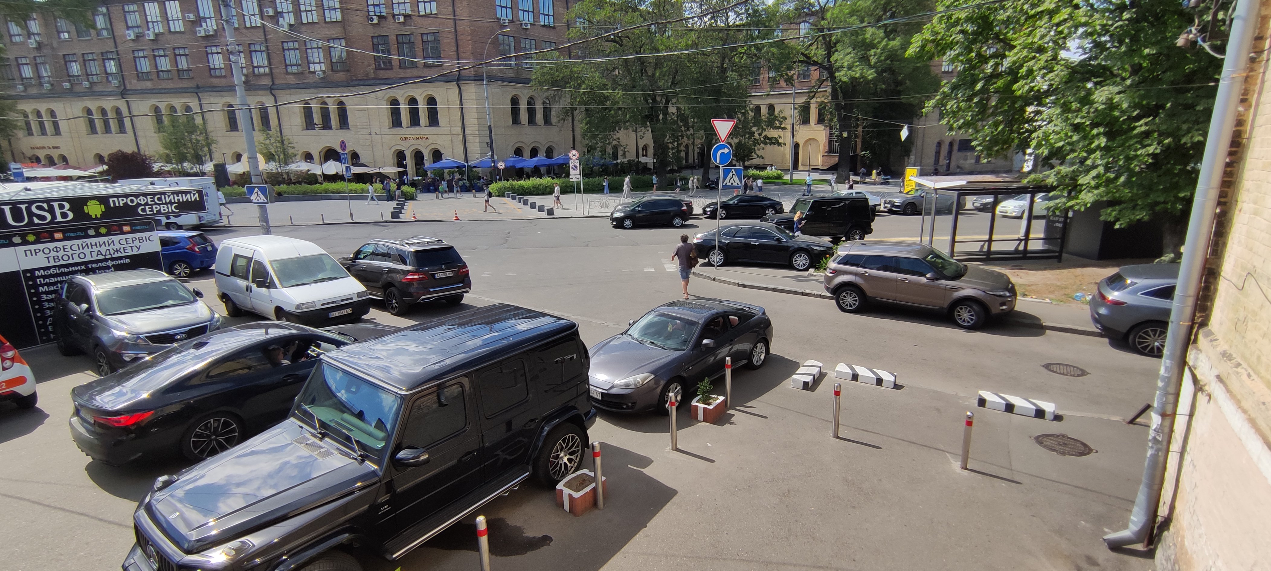 Хаос із паркуванням – типова картина для Києва, яка не вирішується комплексно. Хоч є місця і на платних паркінгах, багато людей кидають машини що ближче до ресторанів, щоб не ходити пішки міськими вулицями