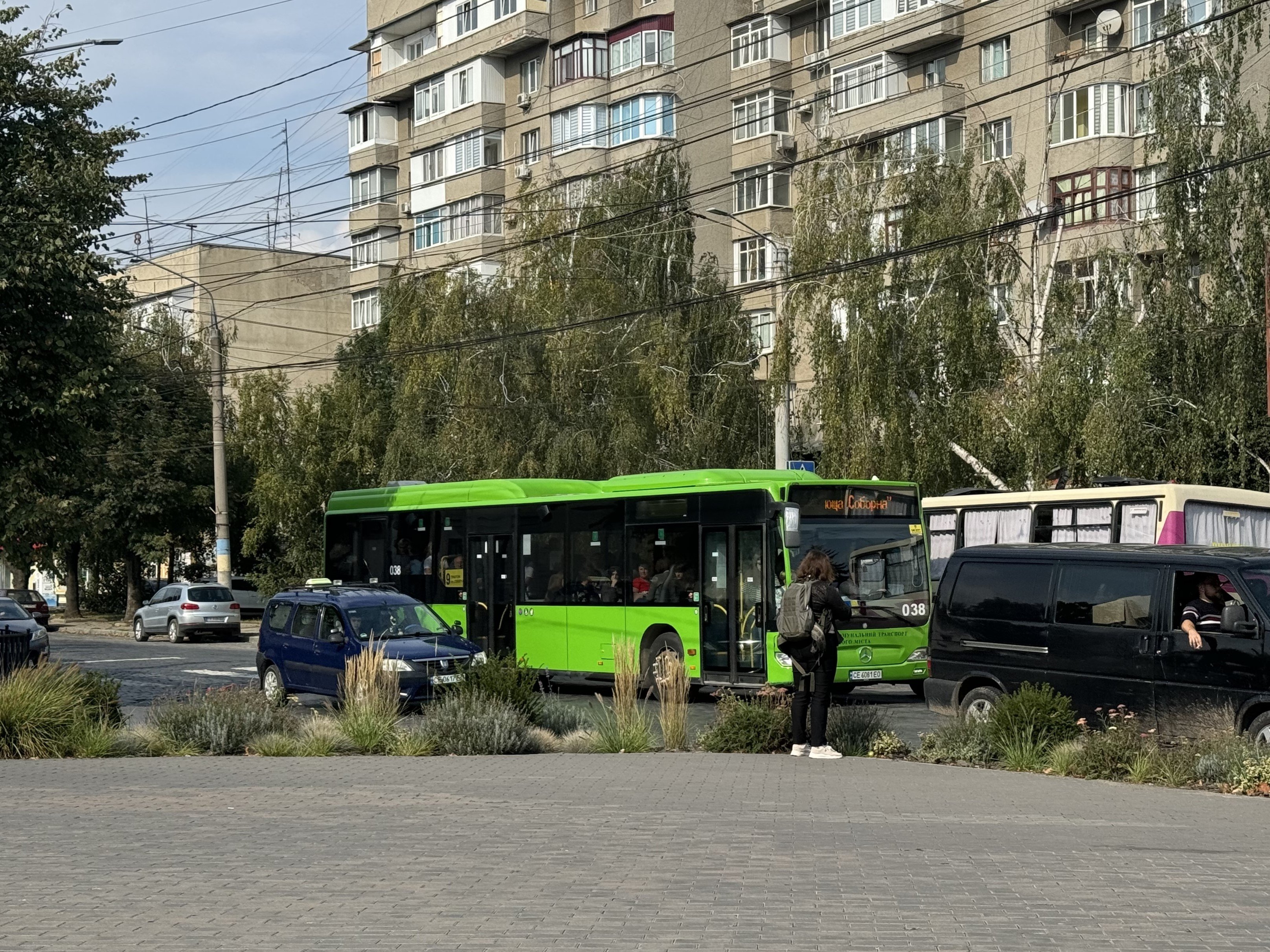 Автобус на вулиці в Чернівцях