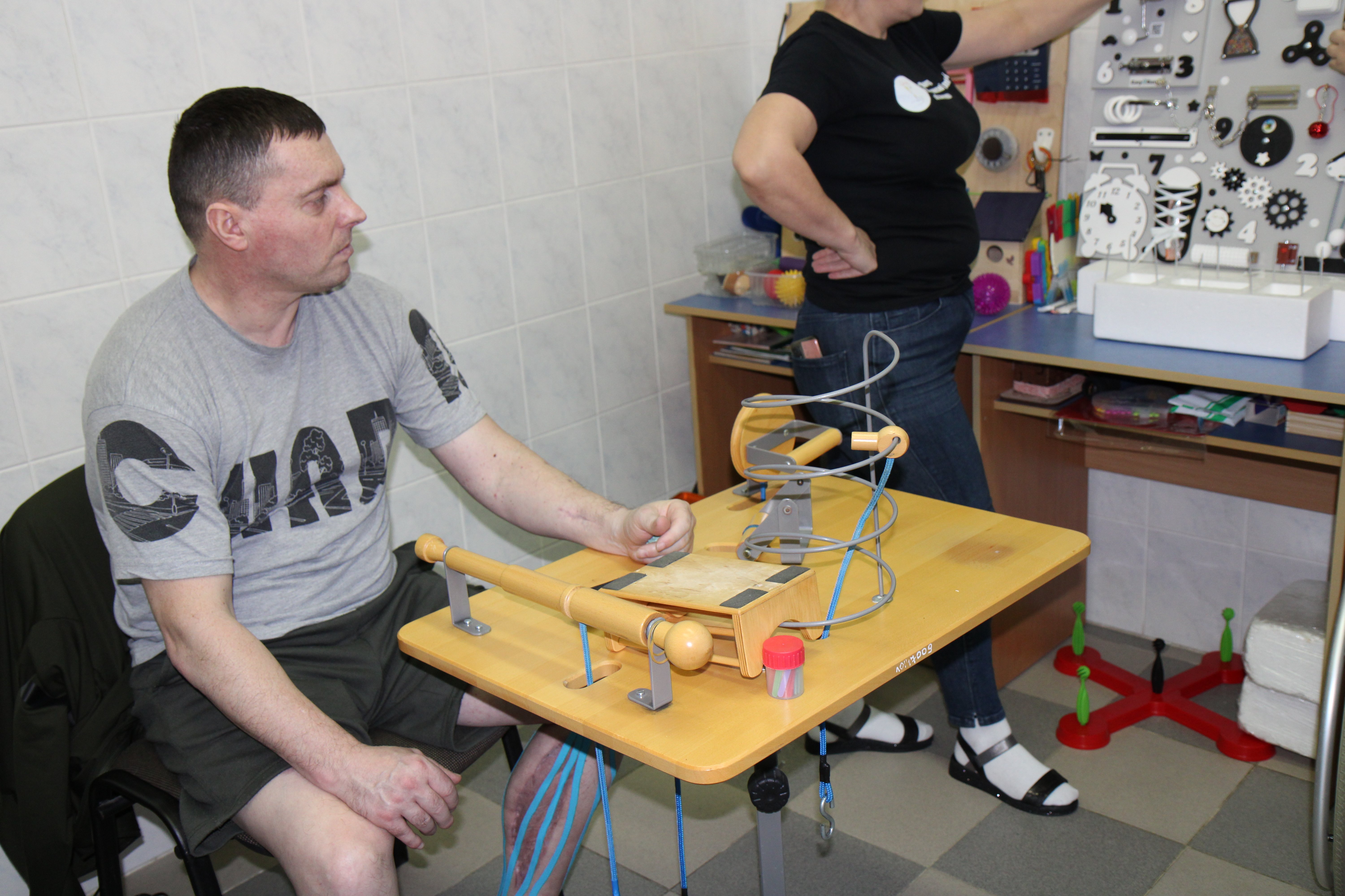 Пацієнт розробляє суглоби руки в кабінеті ерготерапії