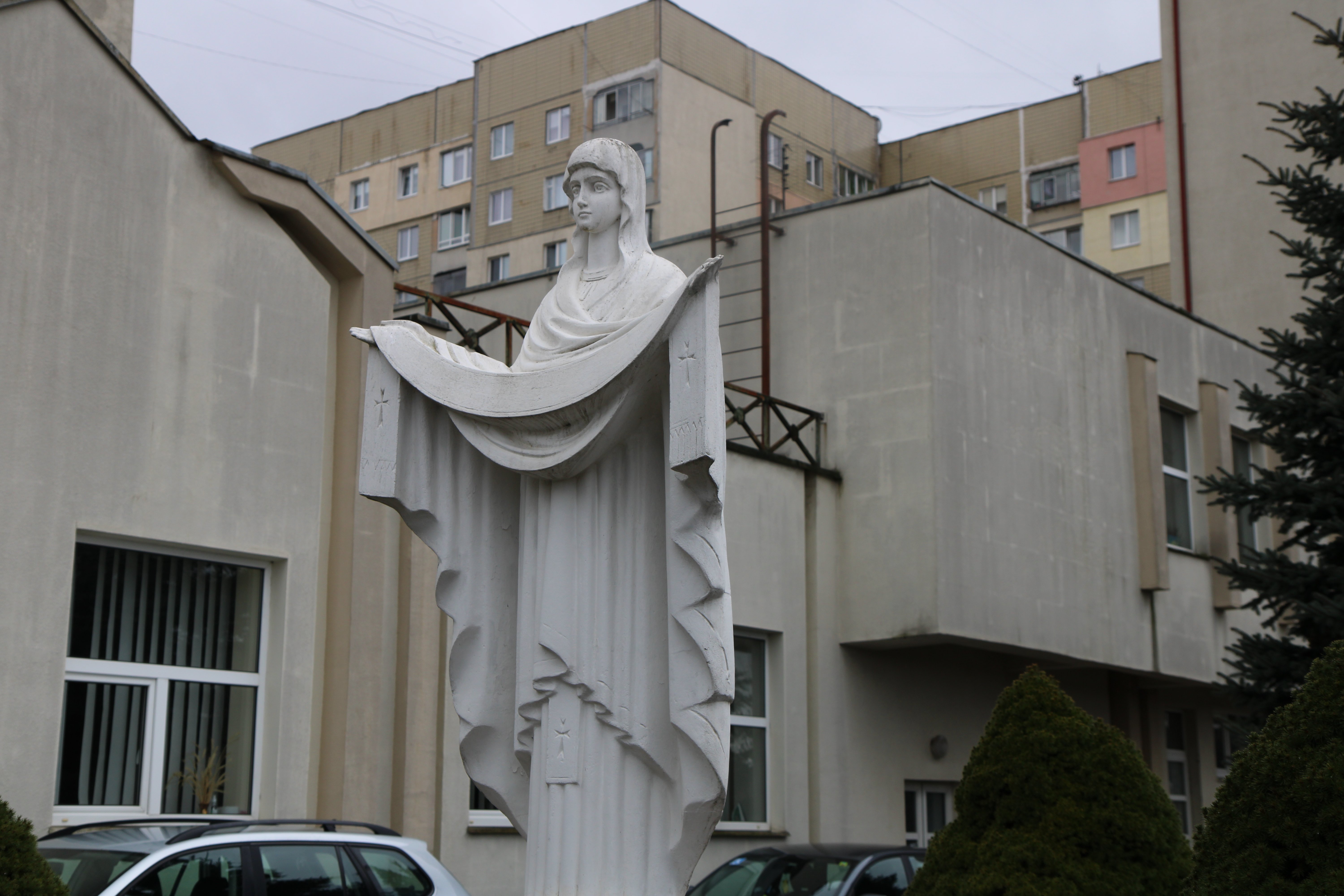 Статуя Діви Марії на вході в реабілітаційний центр “Галичина”