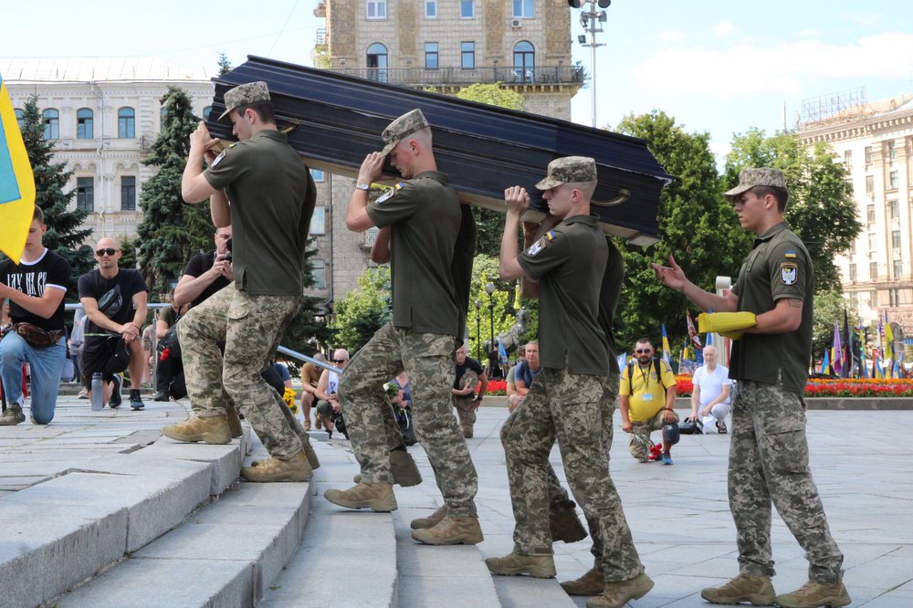 Військові несуть домовину Пітера Фуше