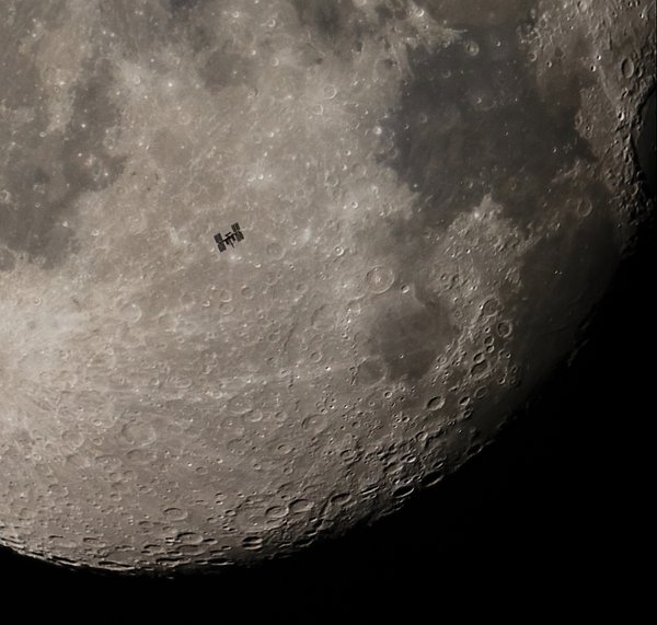 Космічна краса: МКС на тлі Місяця