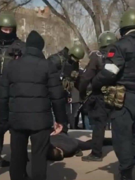 Момент затримання учасників ходи проти окупації Бердянська 20 березня 2022 року. Скріншот з відеозапису