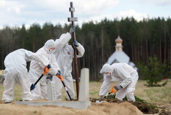 Розбавляють статистику: в Росії ховають у подвійних мішках людей, що офіційно померли не від COVID-19