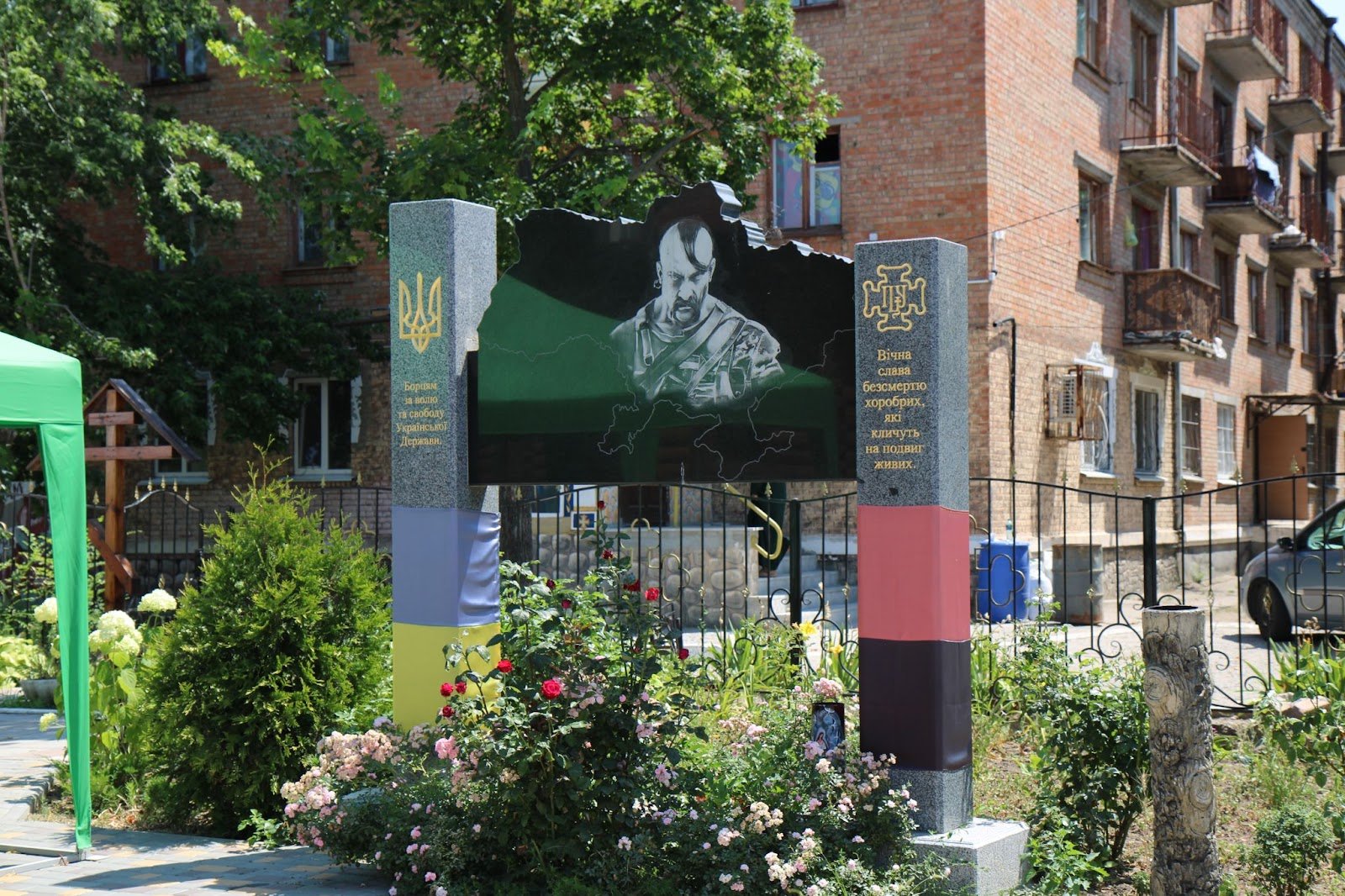 Пам’ятник борцям за волю та свободу Української Держави на подвір’ї церкви