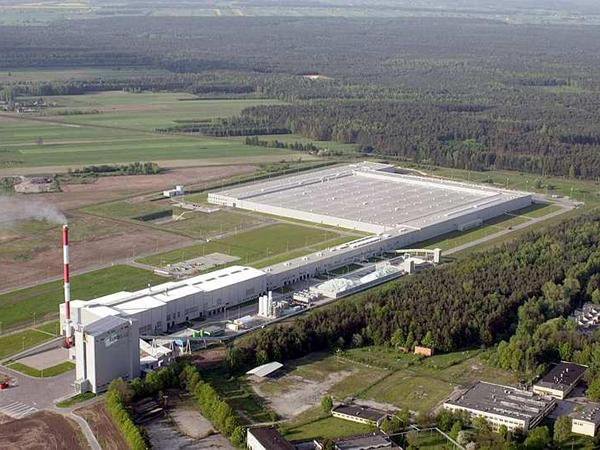 Один з найбільших – новий завод у м. Уязд, Польща, що входить до групи компаній Глас Трьош (Glas Trösch), потужністю 750 тонн листового скла на добу. Торік з Польщі Україна імпортувала 6% від усього свого імпорту