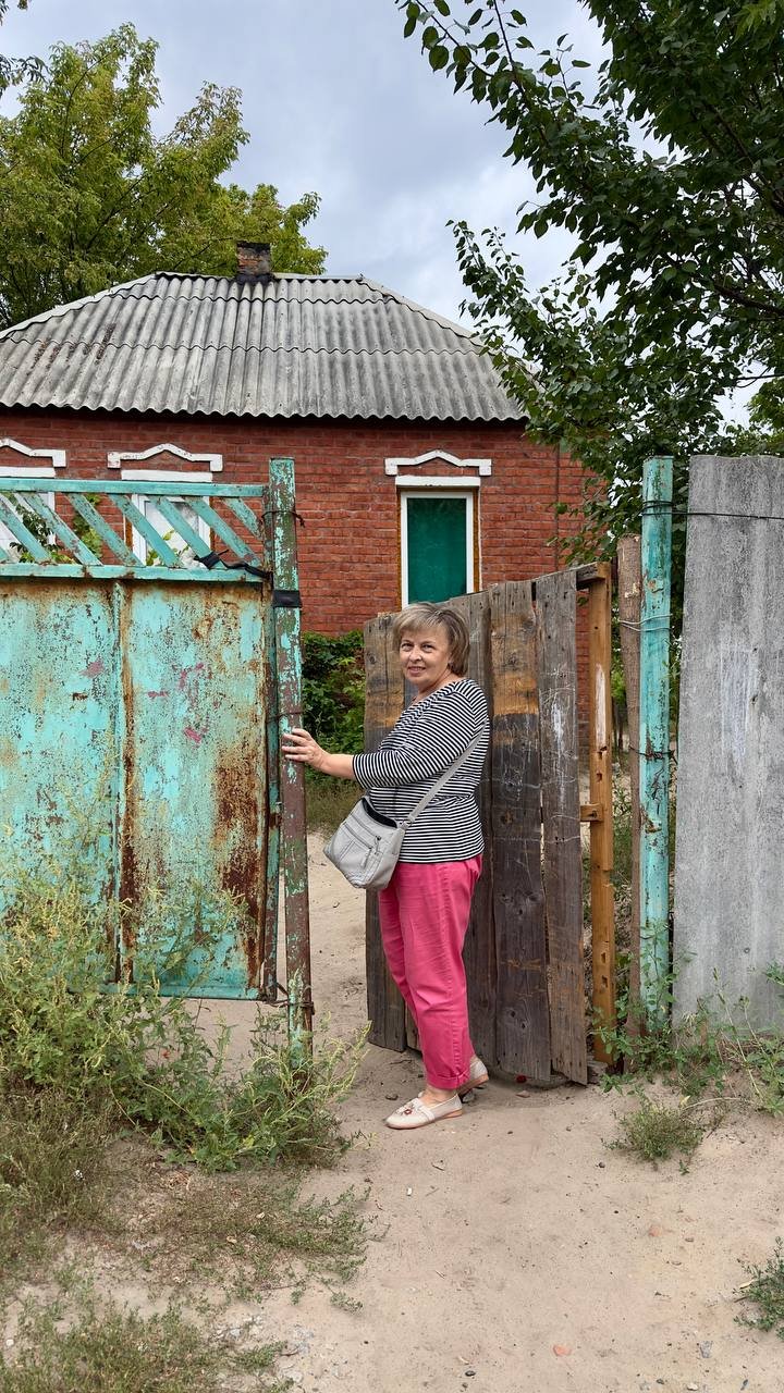 Лариса Веселянська біля дому ромської родини на Харківщині. Фото авторки