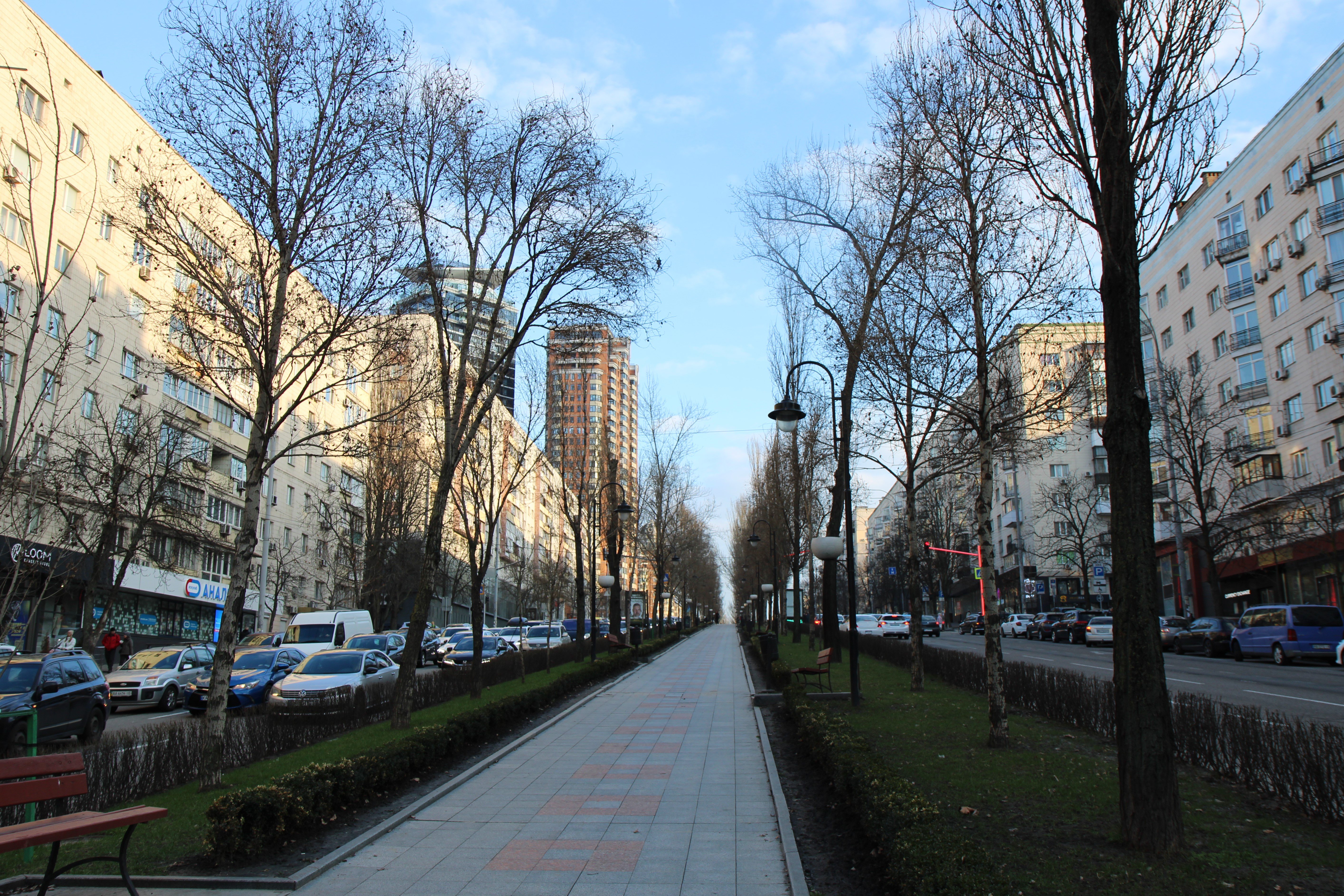 Пішохідна зона на бульварі Лесі Українки. У теплий весняний день тут майже нікого немає, бо з одного боку бульвару затор, а з другого — гонки