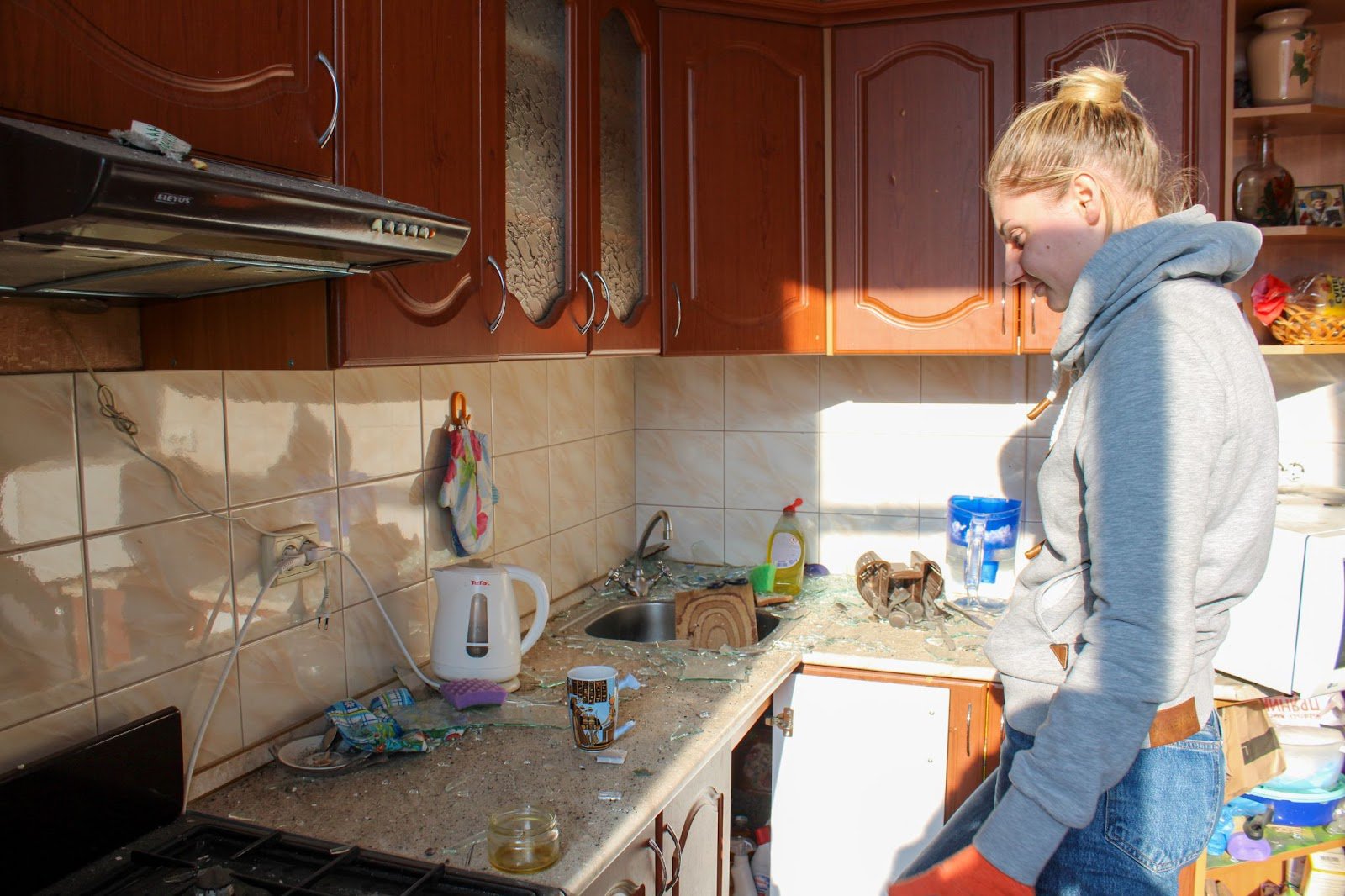 На кухні перед Оленою – розбита чашка й невикористаний пакетик чаю. Фото авторки