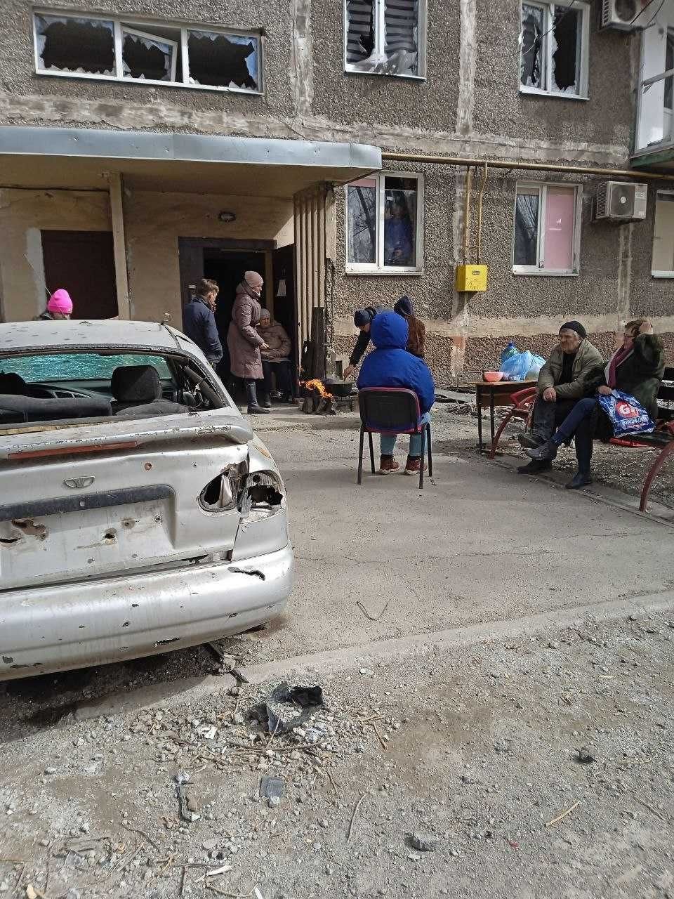 Під’їзд родини Завальних у Маріуполі. Фото зроблене в перші дні повномасштабного вторгнення