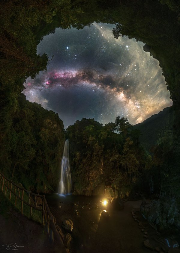Космічна краса. Чумацький Шлях у водоспаді (ФОТО)