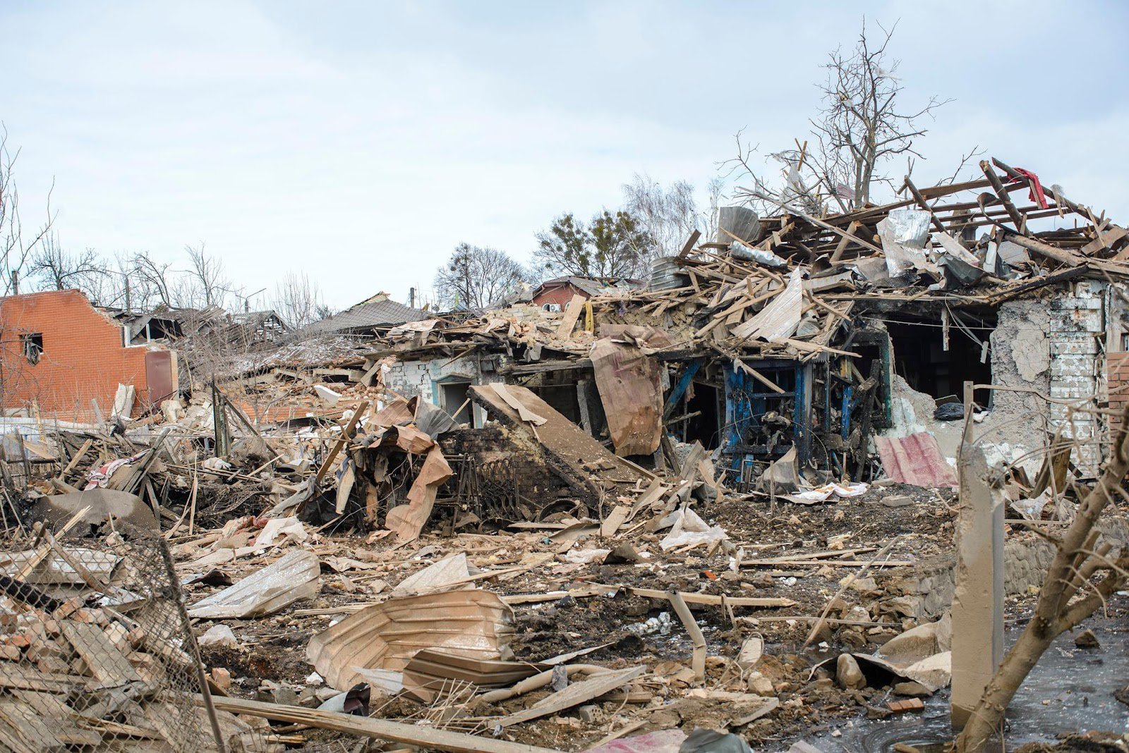 Зруйнований авіаударом будинок у Сумах, в якому загинуло троє дітей