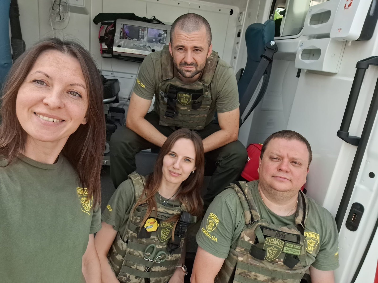 Наталія Мелещук (авторка цього тексту, ліворуч) разом з евакуаційною бригадою в новому реанімобілі, придбаному ПМДШ за пожертви